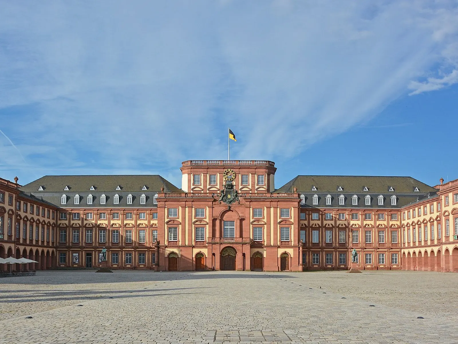Schloss Mannheim — Ehrenhof und Mittelbau
